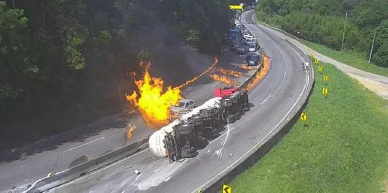 Carreta de combustível tomba, explode e incêndio atinge 25 veículos na BR 101