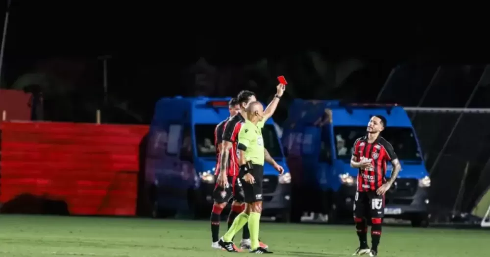 Com expulsões em rodadas seguidas, Vitória figura entre times mais indisciplinados do Brasileirão