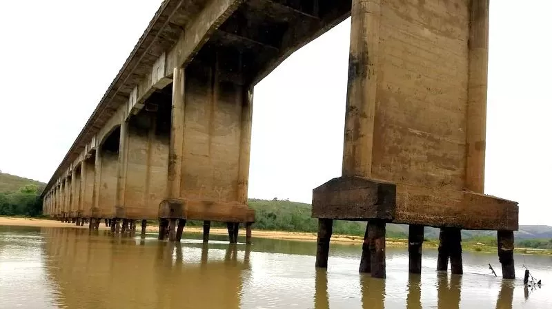 Trecho da ponte sobre o Rio Jequitinhonha em Itapebi começa a ceder