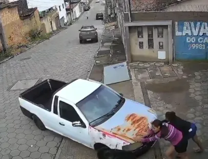 Picape desgovernada desce ladeira e colide com carro estacionado no Centro de Itamaraju