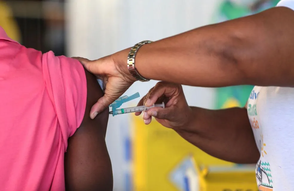 Com vacinação em 35%, Brasil vive surto de influenza; alta de casos atinge 15 estados e o DF