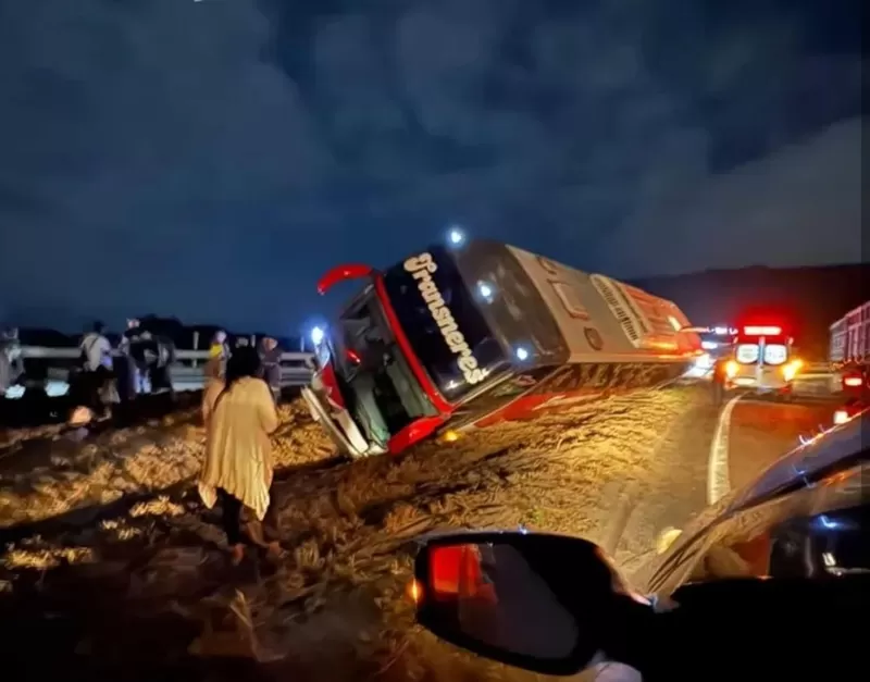 Ônibus que saiu de Teixeira com lojistas e sacoleiras tomba em Minas Gerais