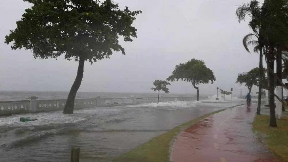 Frente fria chega ao litoral baiano com ventos de até 60 km/h