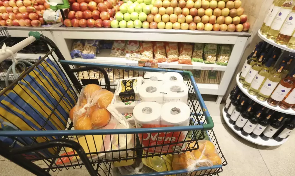 Depois de três meses de alta, vendas no comércio caem em abril