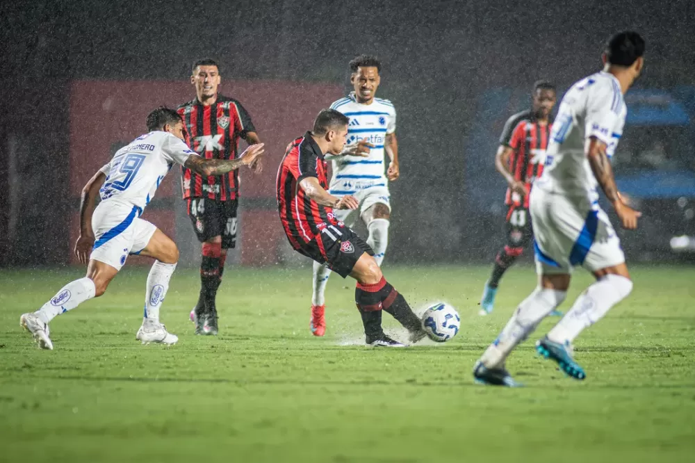 Com chuva e jogador saindo de ambulância, Vitória e Cruzeiro empatam