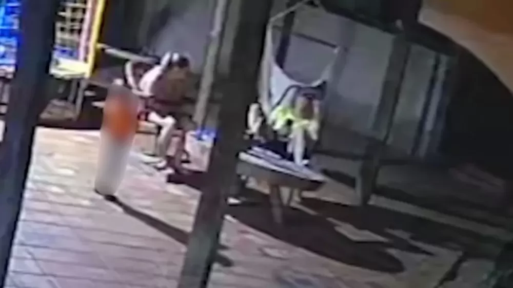 Criança de 2 anos pega arma do pai e mata a mãe com tiro acidental em MS