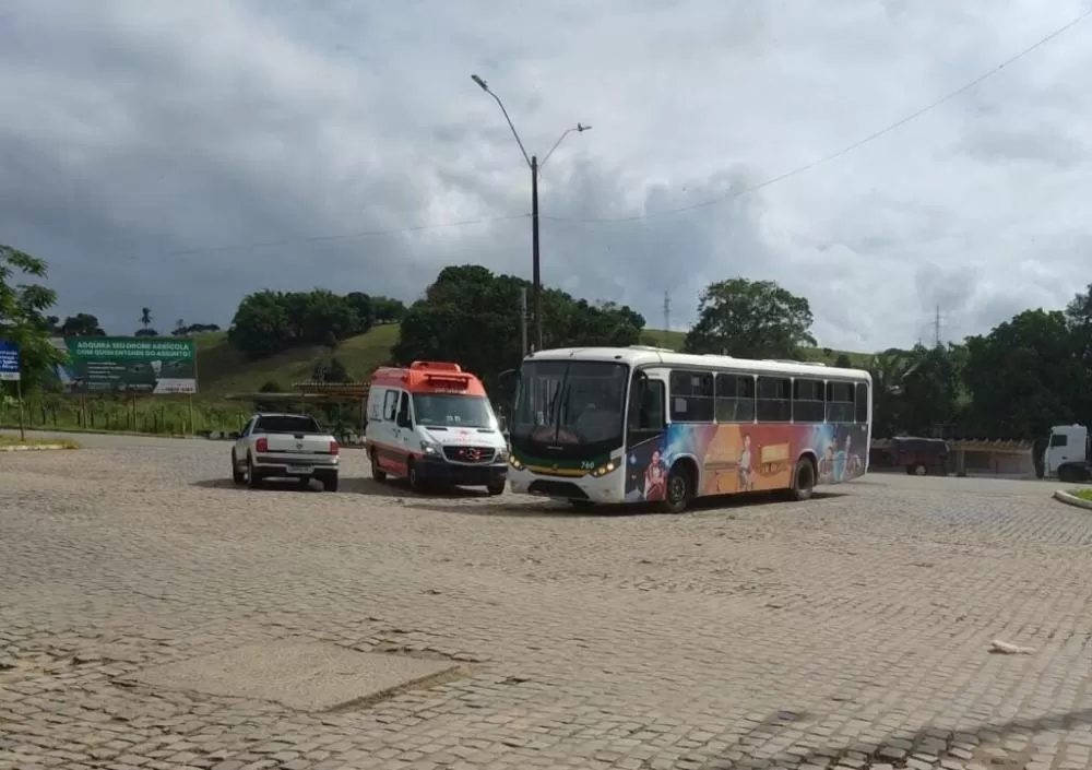 Acidente entre ônibus da “Viação Itamaraju” e motociclista deixa homem ferido.