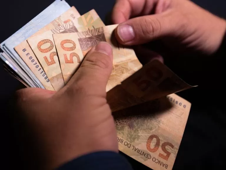 Rendimento médio dos brasileiros chega a R$ 3.270