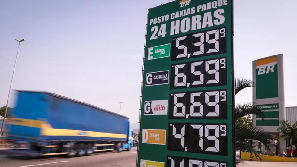 AGU pede investigação da PF sobre preços de combustíveis no Brasil