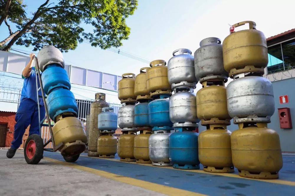 Gasolina, diesel e gás de cozinha ficam mais baratos na Bahia