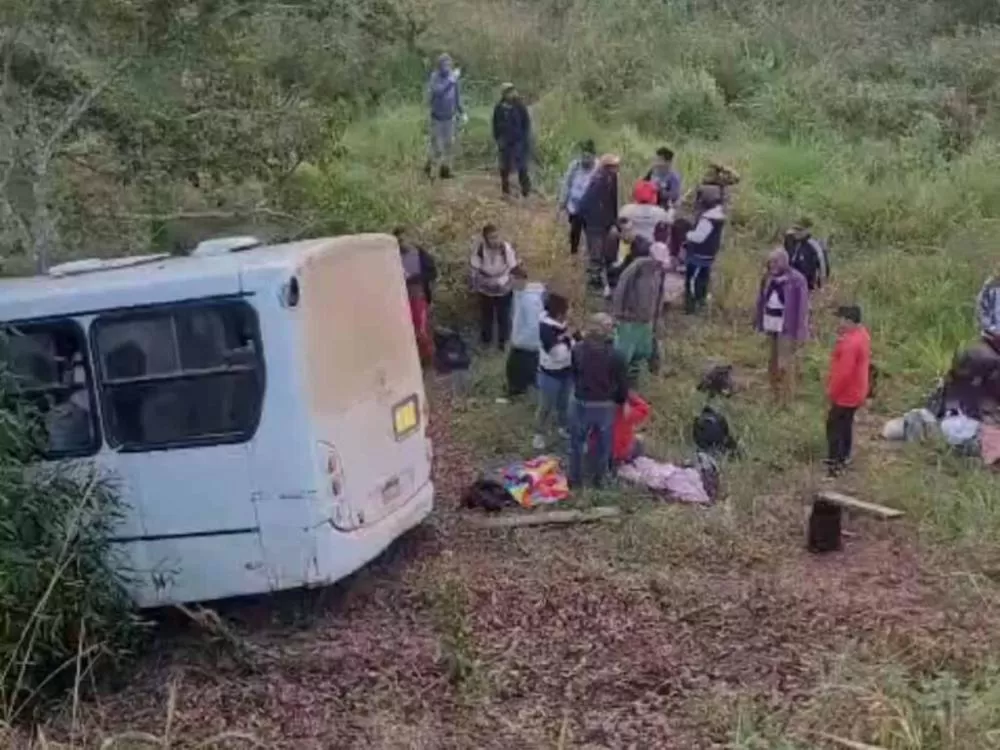 Ônibus que levava trabalhadores para colheita de café no ES cai em ribanceira e deixa 43 feridos