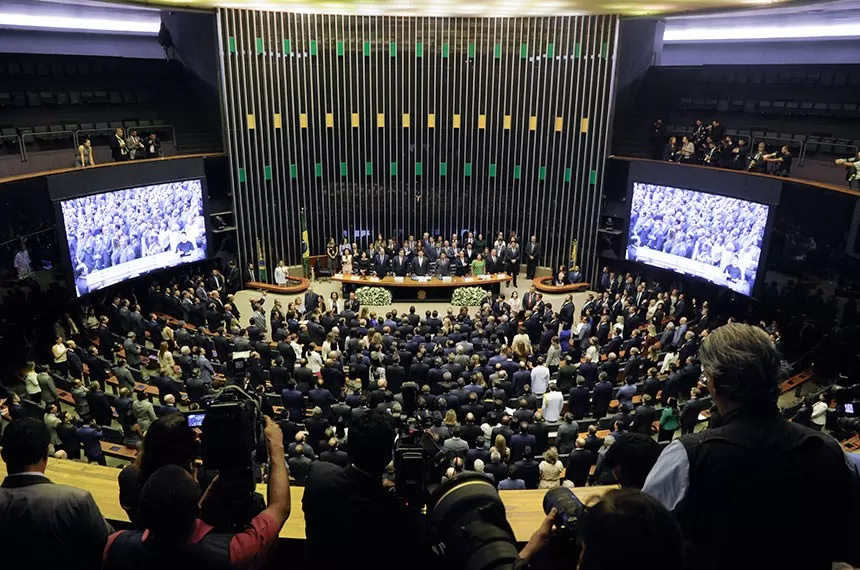 Parlamentares dizem que partidos não representam interesses da sociedade, mostra pesquisa
