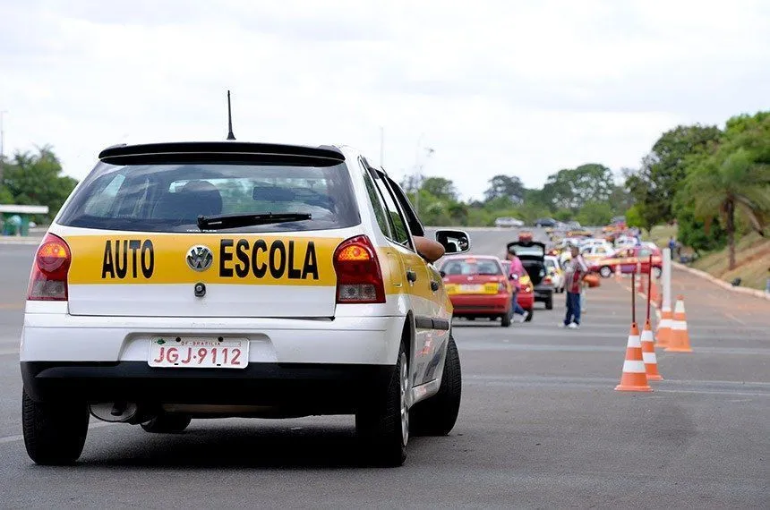 Entenda plano do governo Lula para acabar com autoescola obrigatória e baratear CNH
