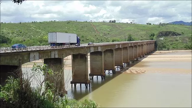 Ponte sobre o Rio Jequitinhonha volta a ter passagem para veículos pesados suspensa