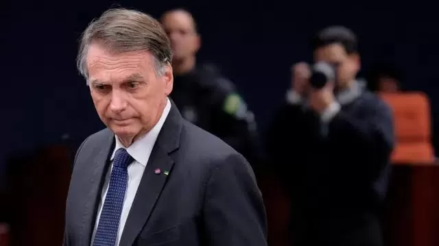 Moraes decreta prisão domiciliar de Jair Bolsonaro por descumprimento de medida cautelar