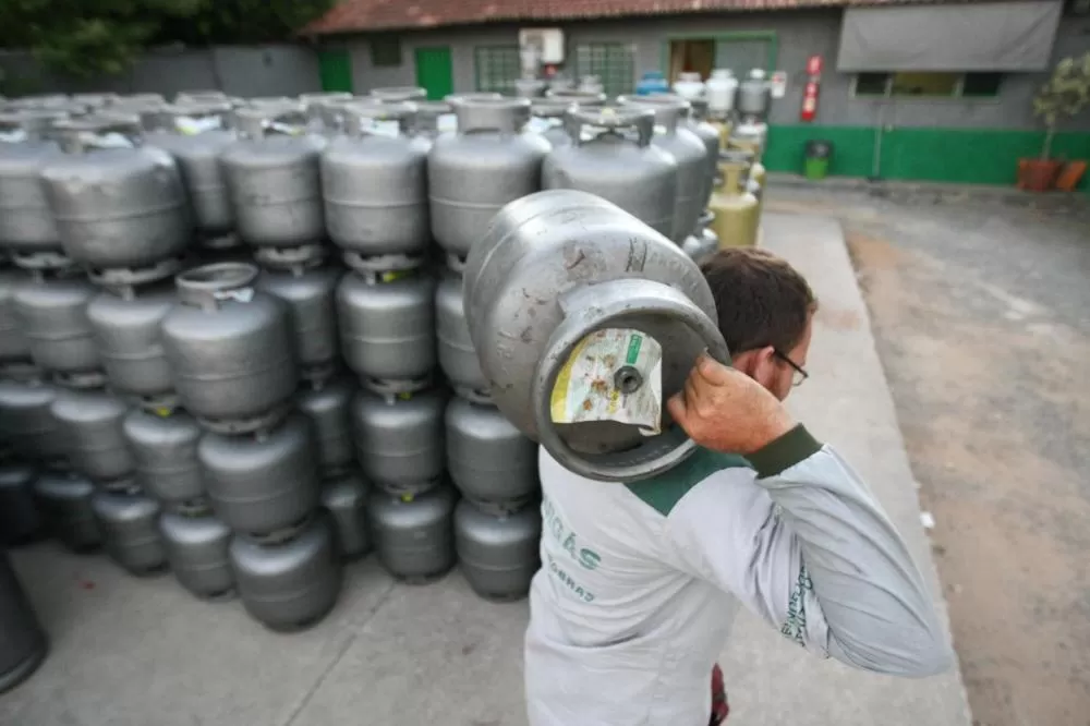 Petrobras anuncia retorno à distribuição de gás de cozinha