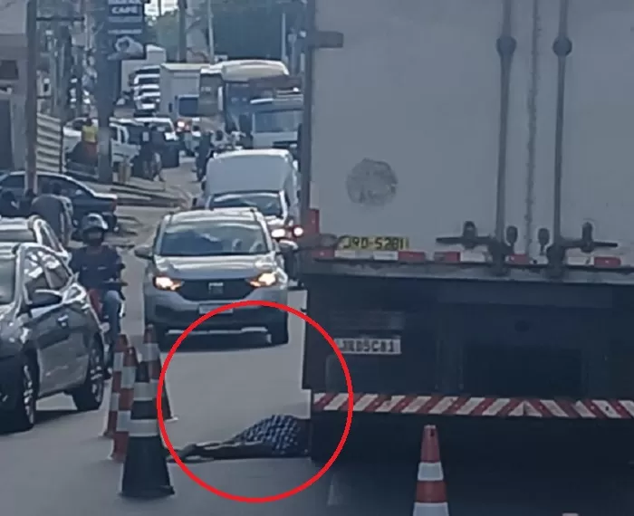 Andarilho morre atropelado por caçamba em avenida de Itamaraju