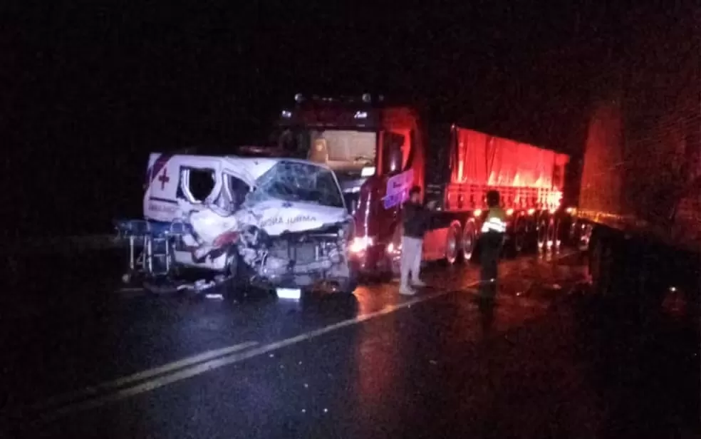 Mulher morre e seis pessoas ficam feridas após batida entre carro, ambulância e três caminhões na Bahia