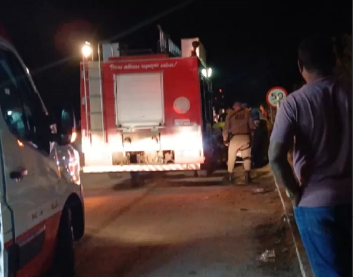 Motorista fica ferido em colisão entre carretas na BR-101 em Itamaraju