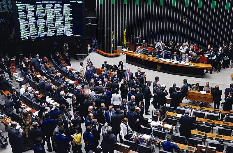 Em dois turnos PEC da blindagem é aprovada por deputados e vai ao Senado 