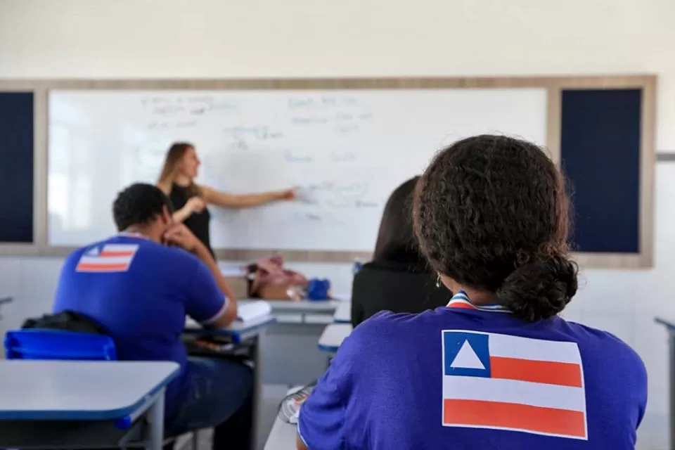Professores ativos e aposentados terão direito a extra de 20%