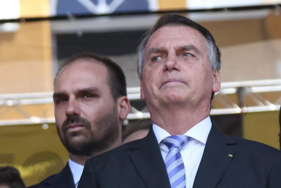 Bolsonaro pede para que Eduardo “feche a boca” para não prejudicá-lo