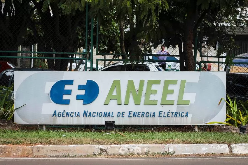 Aneel reduz bandeira para vermelha 1 na conta de luz em outubro