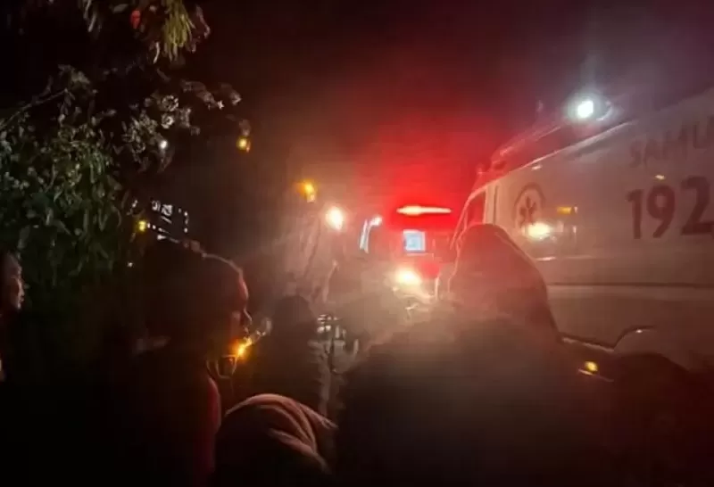 Ônibus de turismo que saiu de Teixeira de Freitas tomba e deixa feridos na BR-101