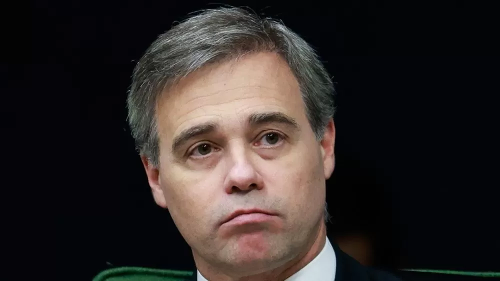 André Mendonça determina bloqueio de R$ 390 milhões de sindicato investigado por fraudes no INSS