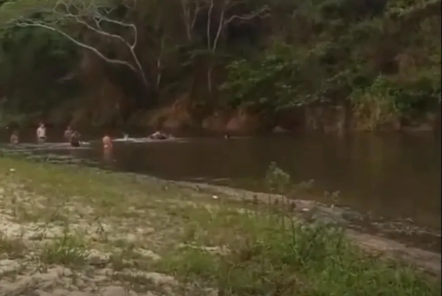 Adolescente com autismo e jovem morrem afogados no sul da Bahia