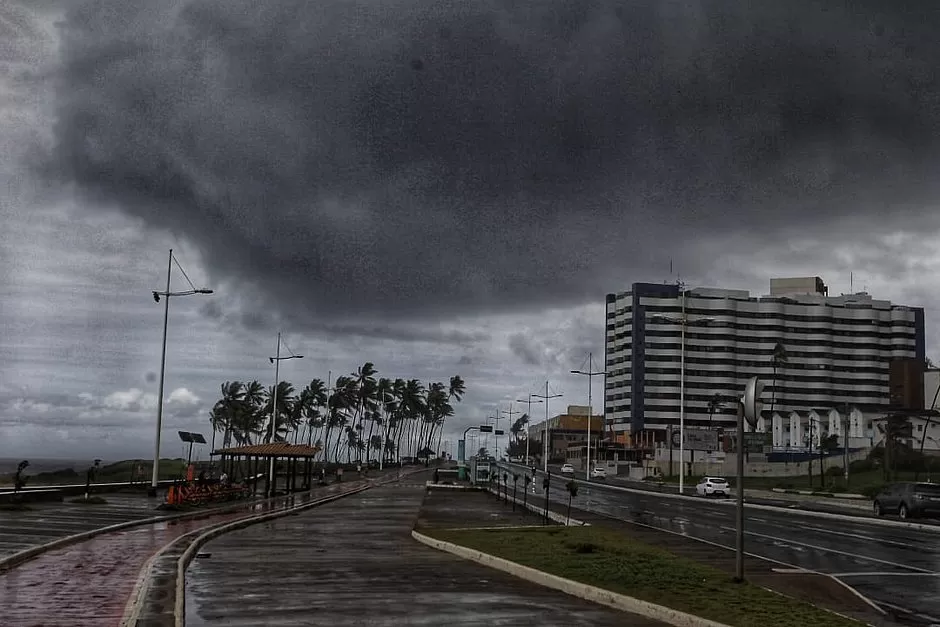 Chuva forte deixa mar agitado, provoca ventania e estragos em Salvador e interior da Bahia