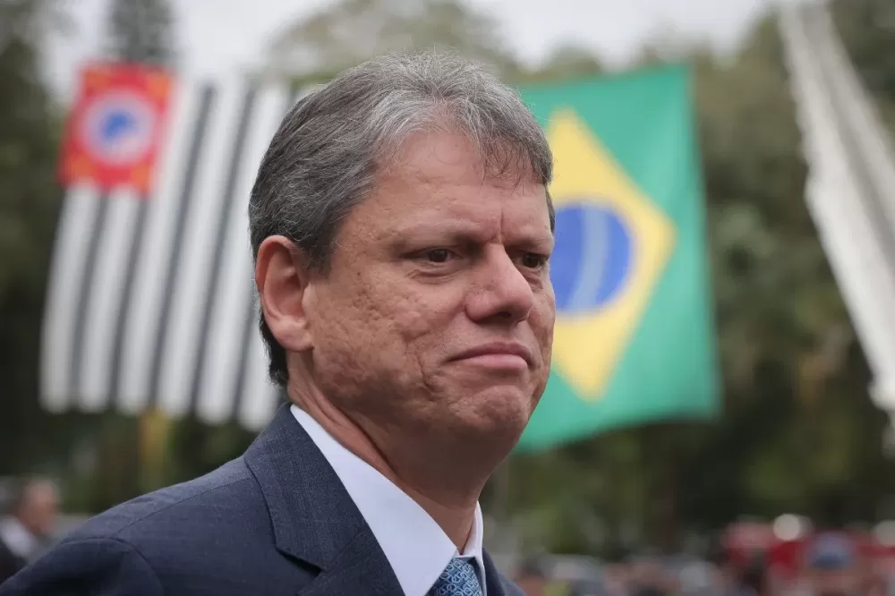 Aliados aconselham Tarcísio de Freitas a permanecer no Republicanos e evitar associação direta com o PL de Bolsonaro