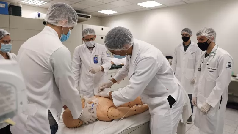 Bahia abre seleção simplificada para 60 estudantes de baixa renda cursarem Medicina em Cuba