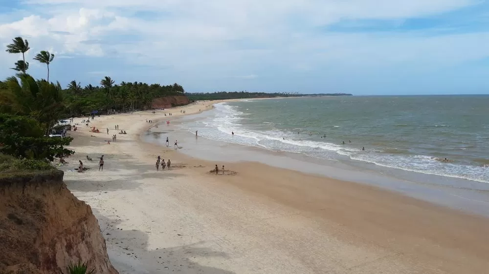 Homem morre afogado após entrar no mar na Praia da Barra, em Prado