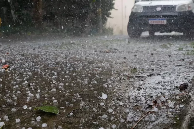Inmet emite alerta de tempestade com granizo para Bahia e mais oito estados