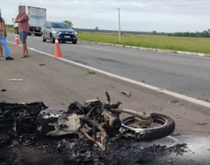 Motociclista morre após colisão com caminhão na BR-101, em Teixeira de Freitas