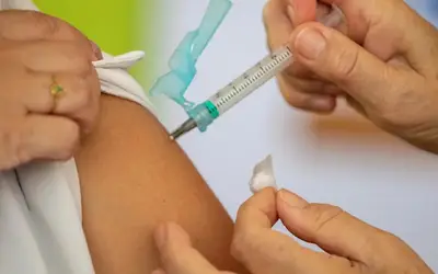 Casos de SRAG recuam no país, mas vacinação ainda é essencial