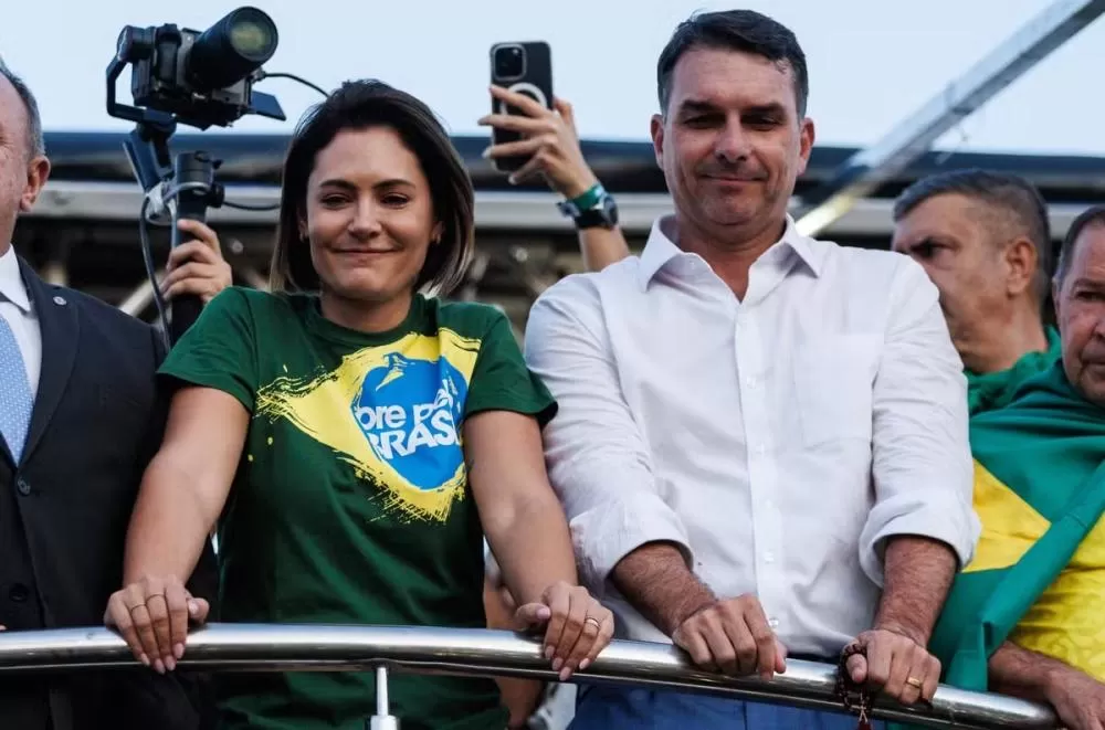 Filhos de Jair Bolsonaro entram em colisão com Michelle após ex-primeira-dama criticar o PL