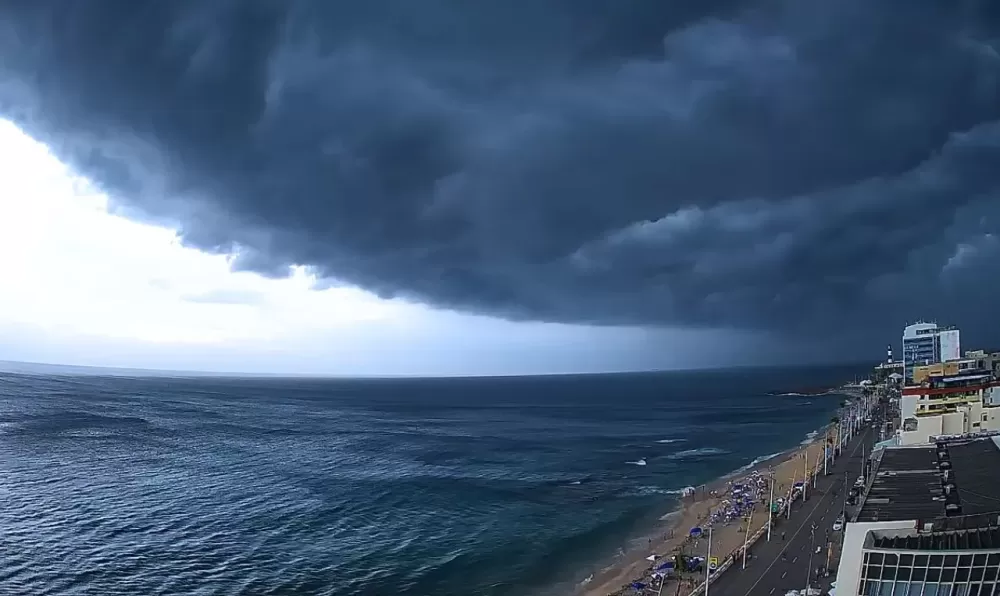 Bahia tem alertas vermelho, laranja e amarelo de chuvas emitido pelo Inmet