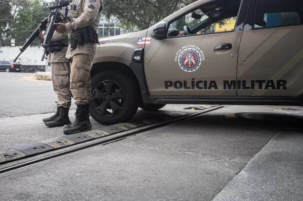 Jovem é presa suspeita de ferir virilha de filho de seis anos por medo de abuso contra bebê na Bahia