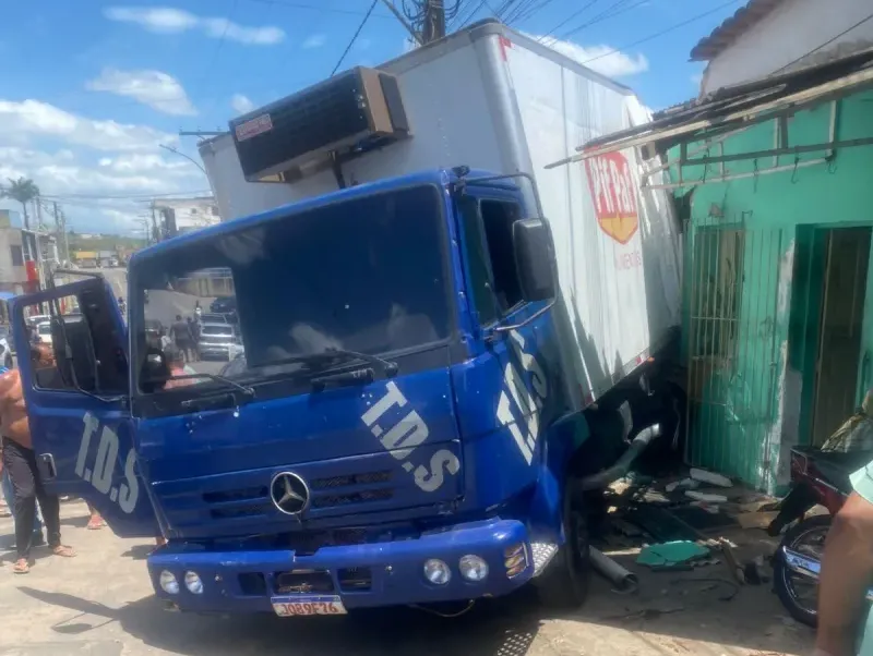Residência é atingida após caminhão descer descontrolado de ré em Itamaraju
