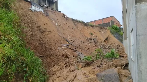 Risco de deslizamentos preocupa moradores de Itamaraju após acumulado de chuva
