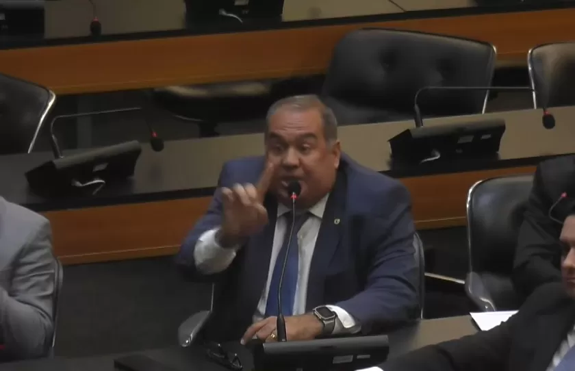 Deputados baianos Marcinho Oliveira e Sandro Régis trocam farpas na Assembleia