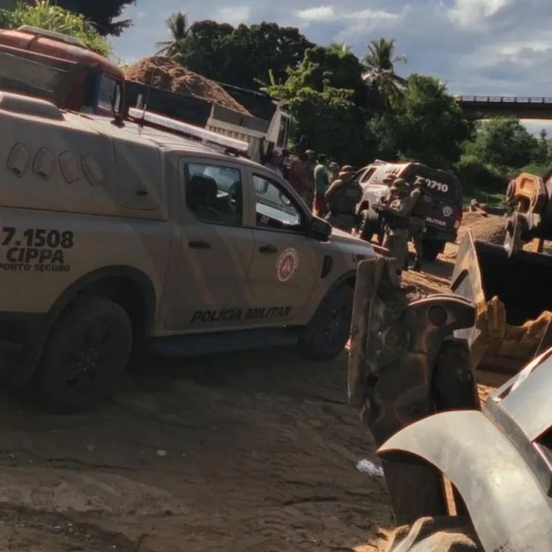 Fiscalização flagra extração ilegal de areia em APP às margens do rio Jucuruçu, em Itamaraju