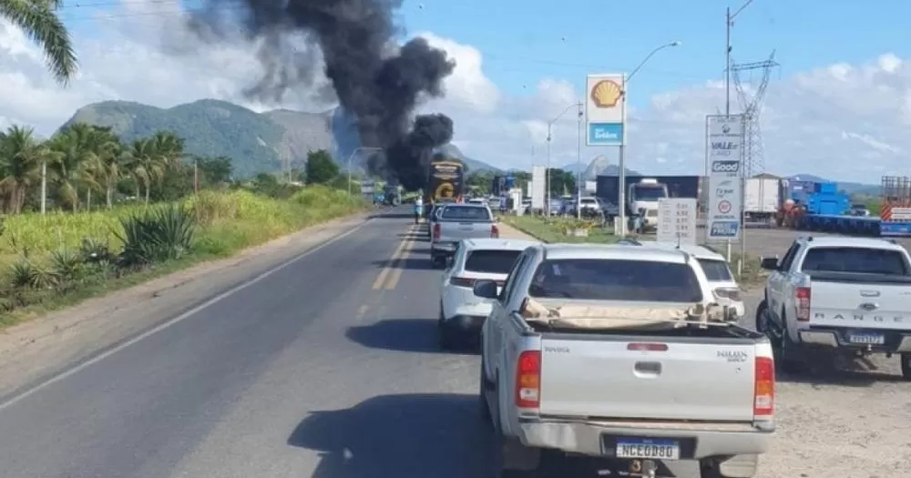 Produtores rurais voltam a bloquear BR-101 em Itamaraju e cobram fim das invasões de terras