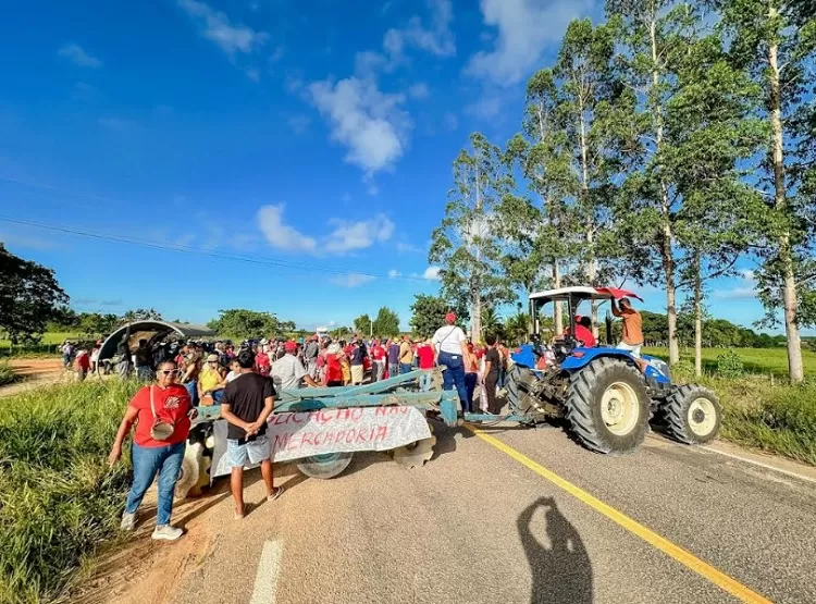 Manifestação do MST bloqueia rodovia BA-698 em Mucuri e causa transtornos no trânsito