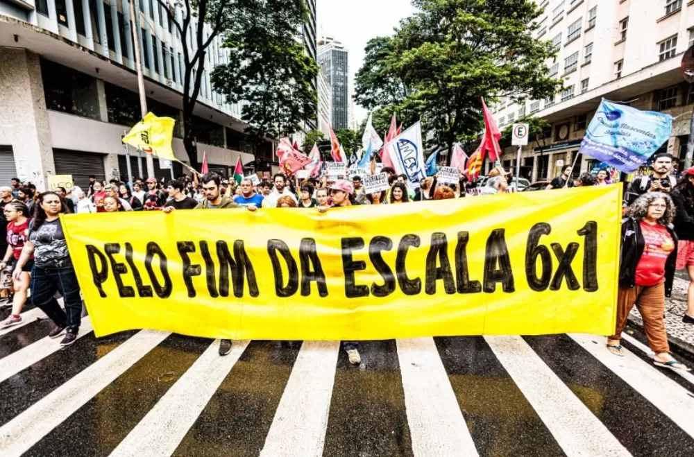 Oito em cada 10 brasileiros de até 40 anos defendem fim da escala 6x1