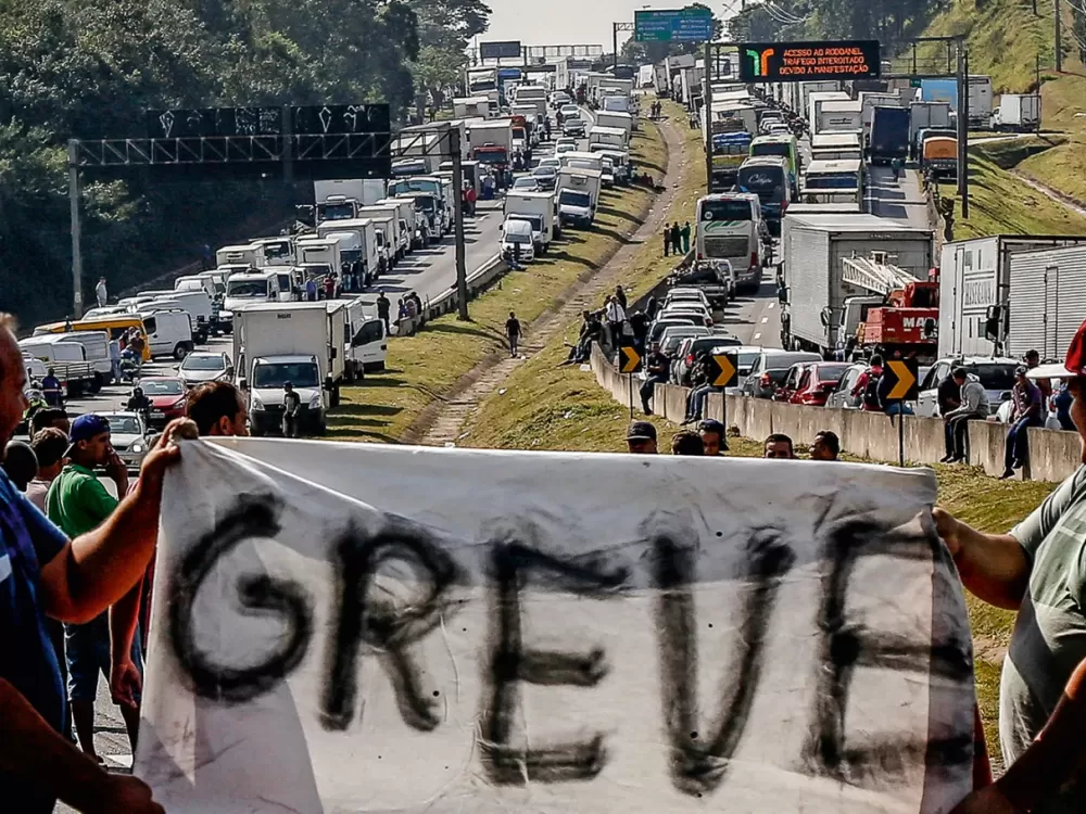 Caminhoneiros ameaçam paralisar 'nos próximos dias' e pressionam governo contra alta do diesel