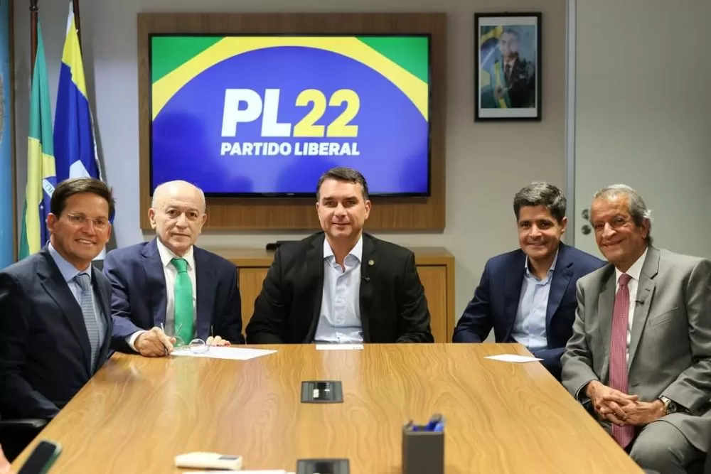 ACM Neto se reúne com Flávio Bolsonaro e tese sobre aliança “anti-PT” na Bahia ganha corpo