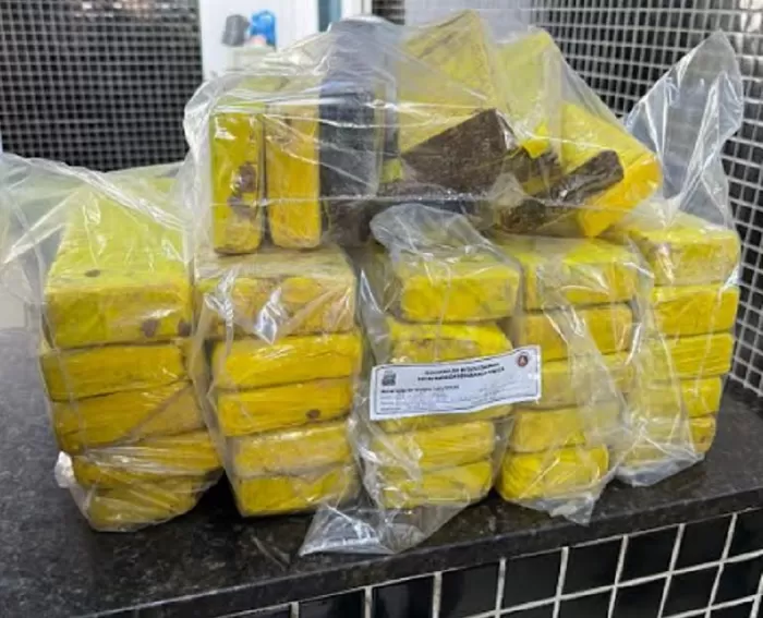 PM apreende 24 kg de maconha e conduz suspeito em Itamaraju